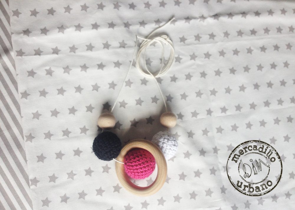 collar de lactancia Montessori para bebes, de madera en blanco, rosa y gris oscuro